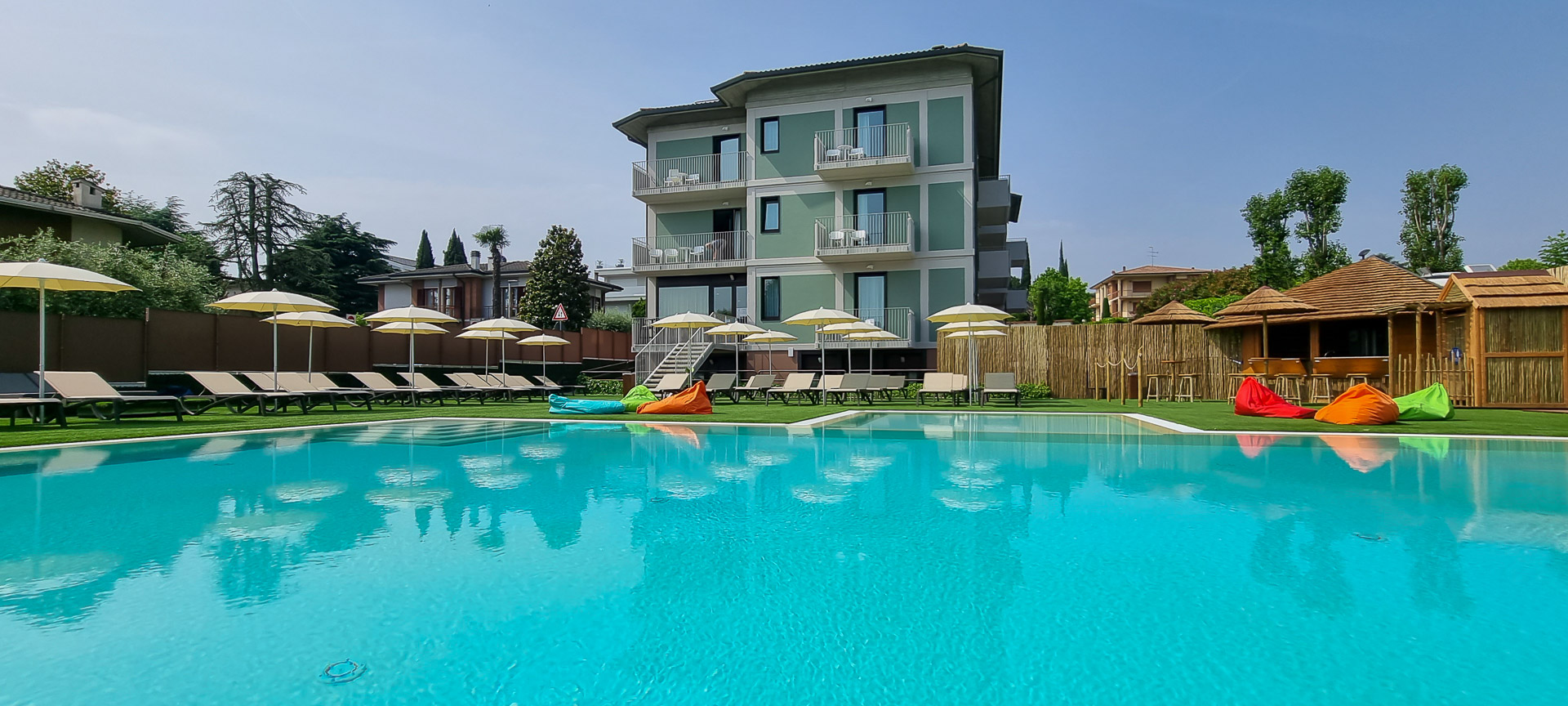 The pool and garden of Hotel Puccini
